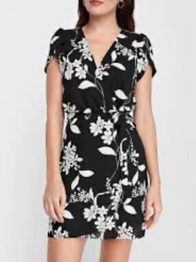 Express women’s Black & White Floral Wrap Dress size M elastic waits lined New